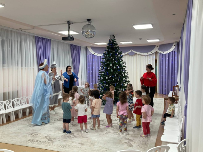 В «Родничке» малыши прощаются с елкой В «Родничке» малыши прощаются с елкой.